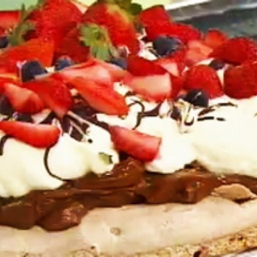 Pavlova de chocolate y frutos rojos