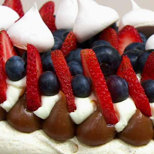 Pavlova, merengue, dulce de leche y frutos rojos