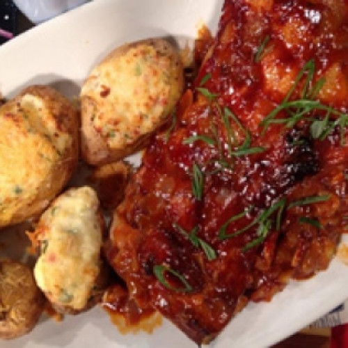 Pechito de cerdo barbacoa con papas rellenas y ensalada