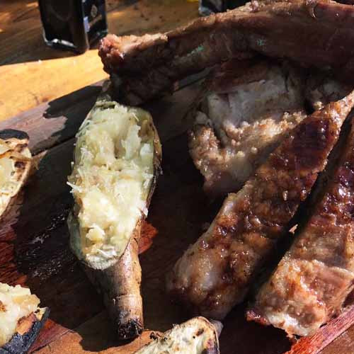 Pechito laqueado a la parrilla con batatas rellenas