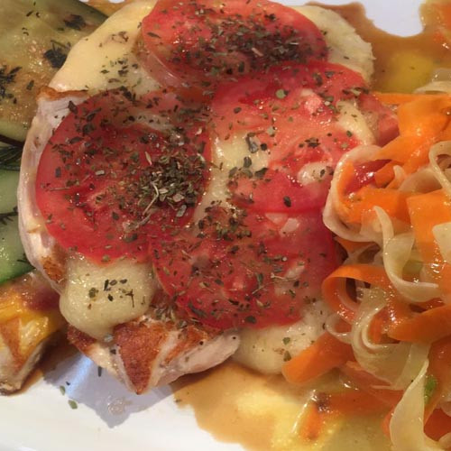 Pechugas a la pizza barrilete con ensalada a la vinagreta