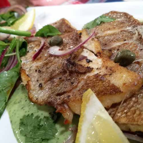 Pescado a la sartén con puré de porotos y ensalada