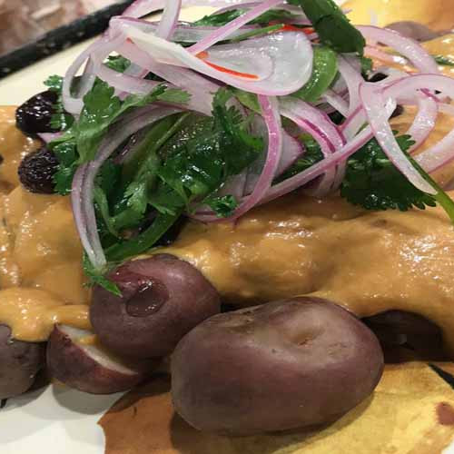 Pescado de mar a la sal con salsa huancaína con ensalada picante