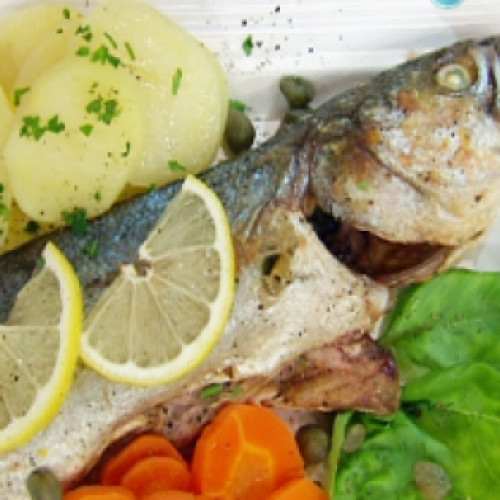 Pescado entero al horno con verduras al vapor de Los Marziano