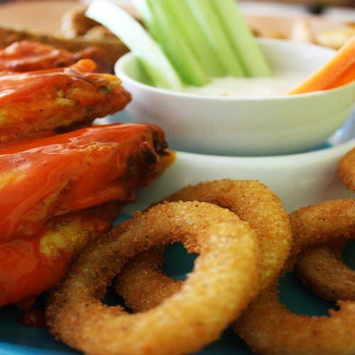 Picada cervecera, aros de cebolla rellenos de carne