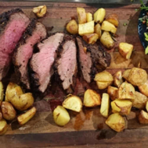 Picaña braseada con papas al horno y ensalada criolla