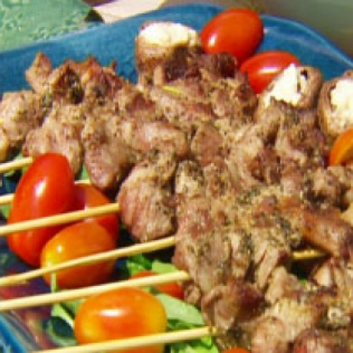 Pinchos de bondiola a la griega con ensalada