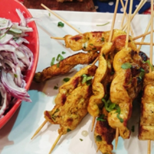 Pinchos de pollo marinados con ensalada de pepino y yogur