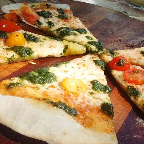 Pizza a la piedra al pesto, a la boloñesa y a la parisienne