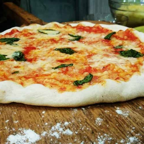 Pizza a la piedra de panceta y hongos y de papa y romero en horno de barro