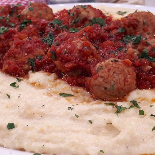 Polenta con estofado de albóndigas de cerdo