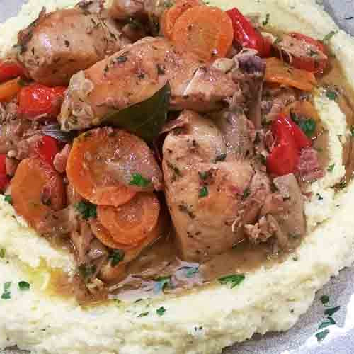 Pollo a la cacerola en base de polenta cremosa