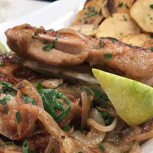 Pollo al verdeo con papas fritas a las hierbas