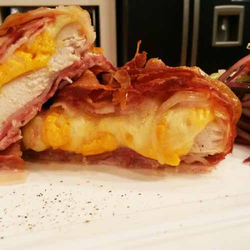 Pollo bacon a los 3 quesos con ensalada de habas