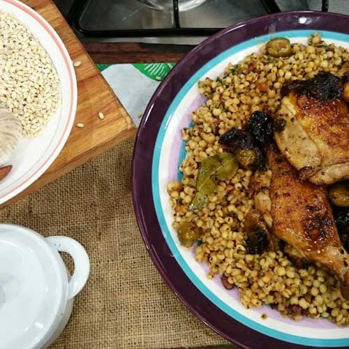 Pollo con aceitunas y ciruelas con cebada