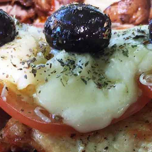 Pollo deshuesado a la parrilla con cubiertas mixtas