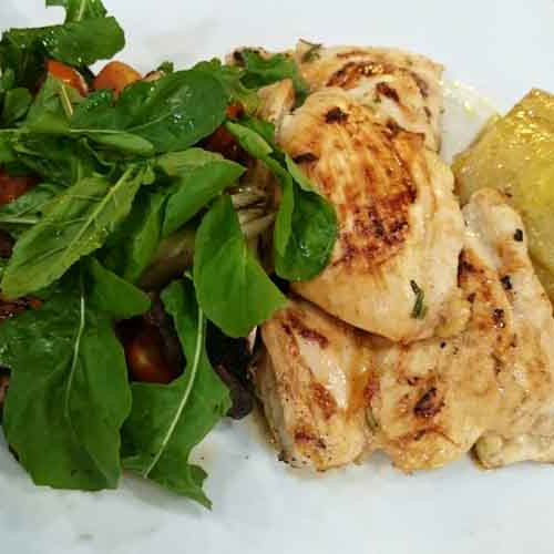 Pollo marinado a la chapa con mil hojas de papa y ensalada tibia