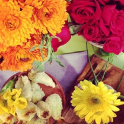 Pollo relleno con ensalada de flores