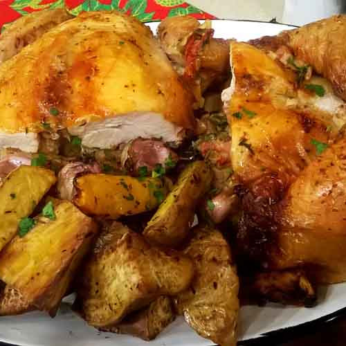 Pollo relleno navideño con salsa de limón y papas al horno