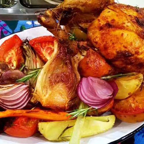 Pollo sentado a la cerveza con ensalada de vegetales a la vinagreta