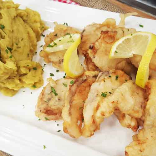 Postas de abadejo fritas con puré de batatas a la mostaza