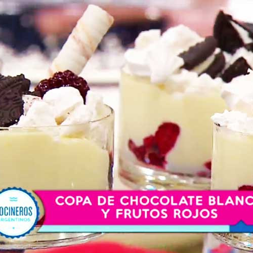 Postre de chocolate blanco y frutos rojos