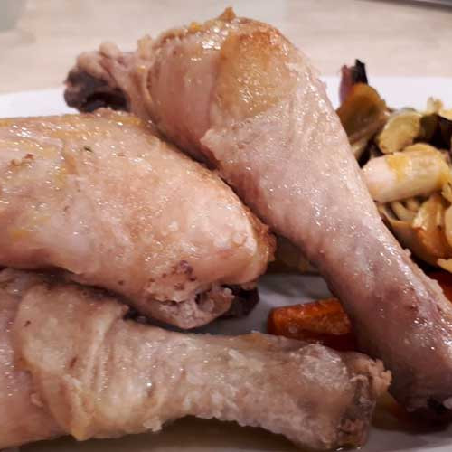 Presas de pollo a la sal con vegetales al horno