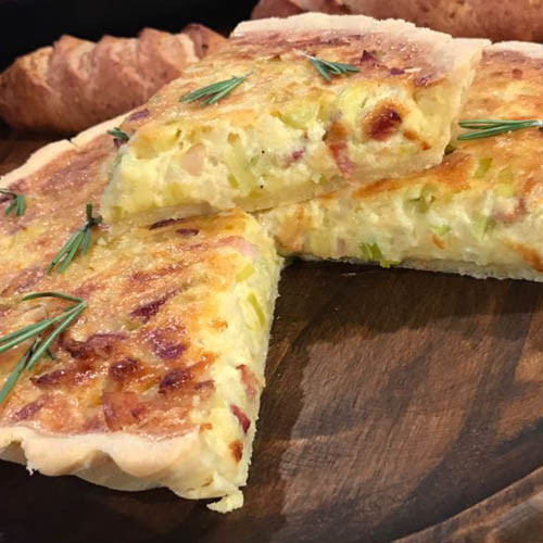 Quiche lorraine, tarta de panceta, queso y cebolla