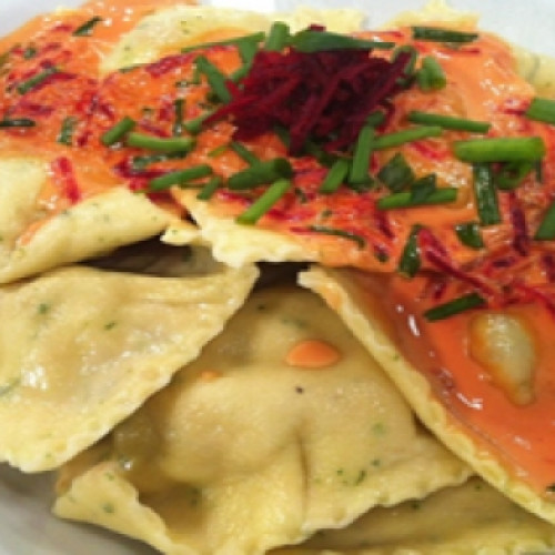 Raviolones de pollo y verdura con salsa de remolacha