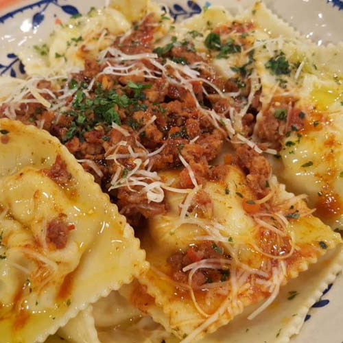 Raviolones de ricota con bolognesa de cerdo