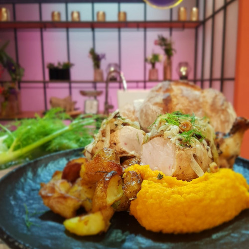 Pollo con hinojos, zapallo y avellanas