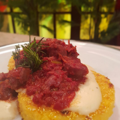 Polenta crocante con salchichas