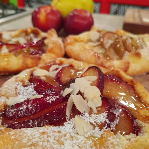 Tarta de peras y ciruelas