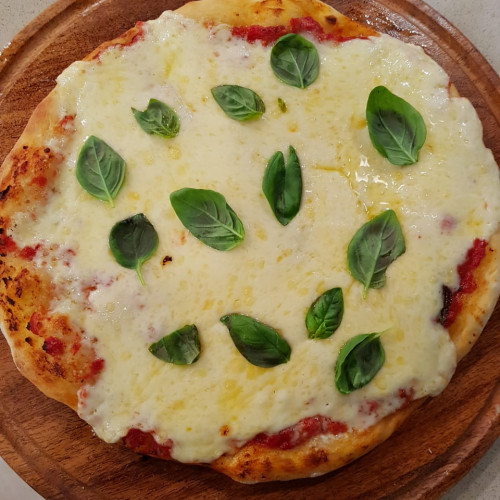 Pizza a la piedra y media masa