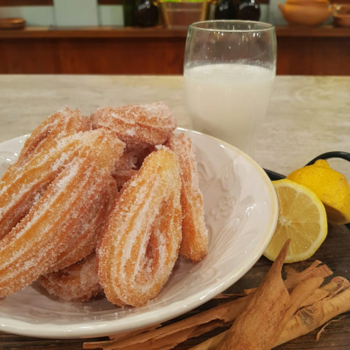 Churros caseros con leche mallorquina