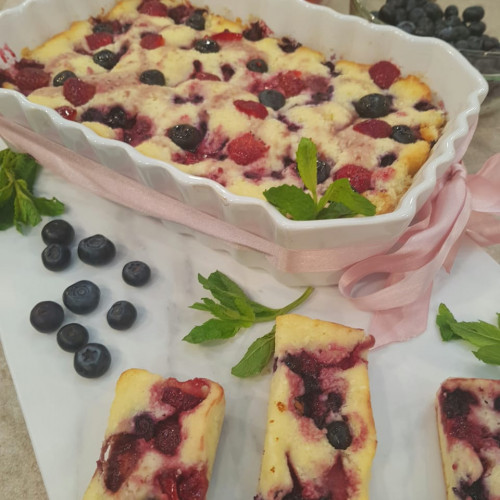 Pastel de coco, lima y frutos rojos