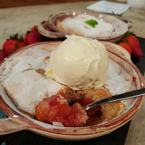 Cobbler de frutillas y yogurt