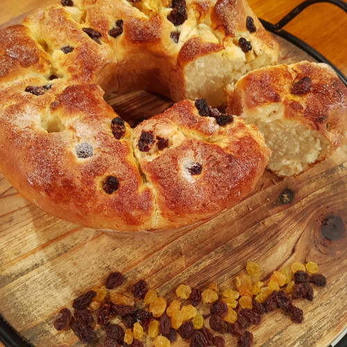 Torta de levadura, manzana y pasas