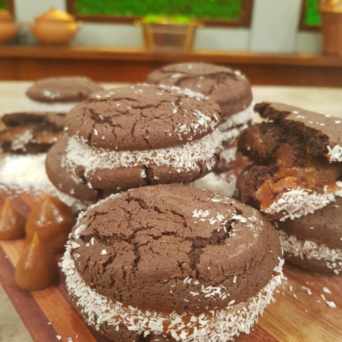 Alfajores de maicena, algarroba y dulce de leche