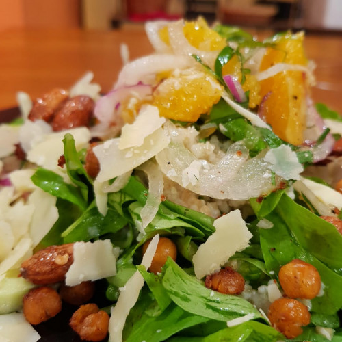 Focaccia y ensalada de legumbres