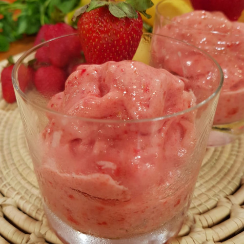 Helado de banana y frutilla