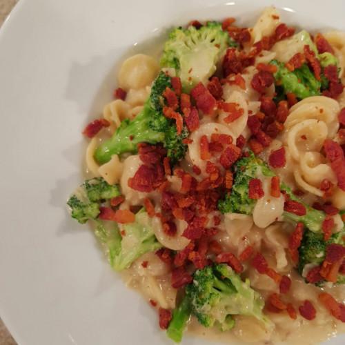 Pasta corta con crema, hongos, panceta y brocoli