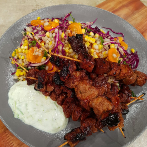 Pinchos de cerdo con ensalada de cebada