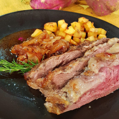 Vacío encebollado con batatas confitadas