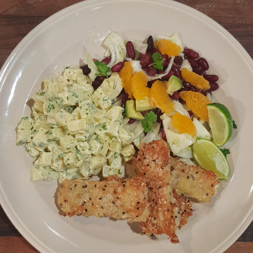 Nuggets de pescado y ensalada de papas