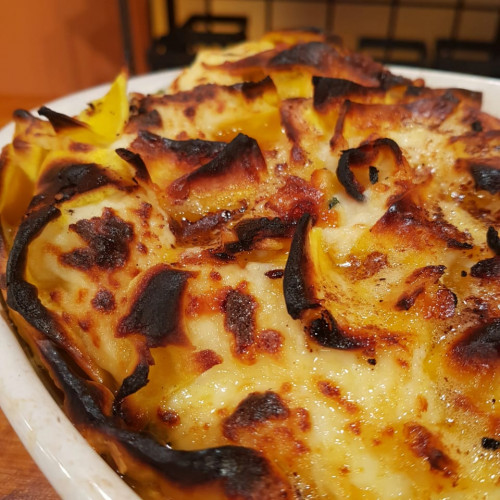 Lasagna de quesos, acelga y salsa blanco