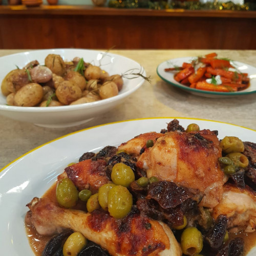 Pollo al horno con papines y zanahorias