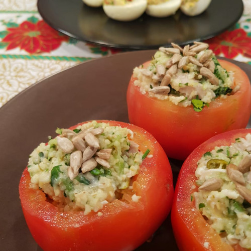 Tomates y huevos rellenos