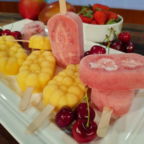 Paletas de yogurt y frutillas