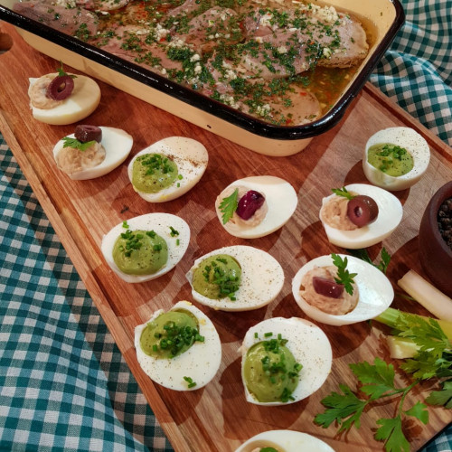 Lengua a la vinagreta y huevos rellenos